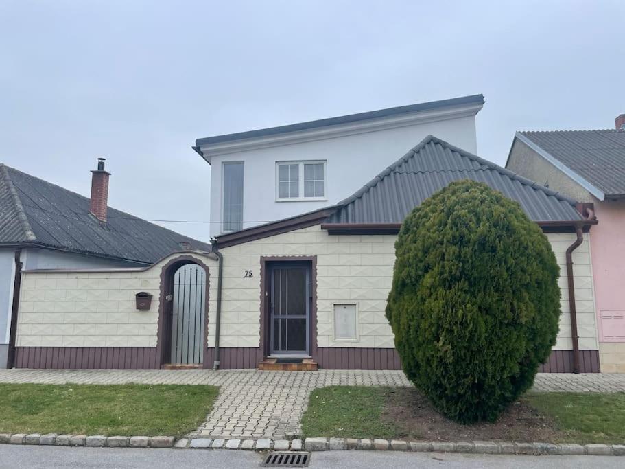 Cheap Outlet Center Apartment With Pool Parndorf Esterno foto